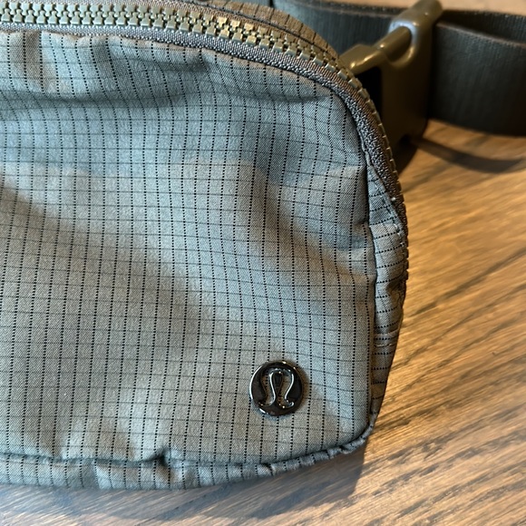 RARE design lululemon olive crosshatch-pattern 1L waist/belt/crossbody bag - Picture 2 of 4